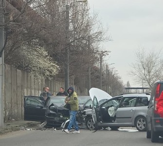 Accident cu patru victime, în apropierea Gării de Sud din Ploieşti. Doi dintre răniţi sunt copii - FOTO
