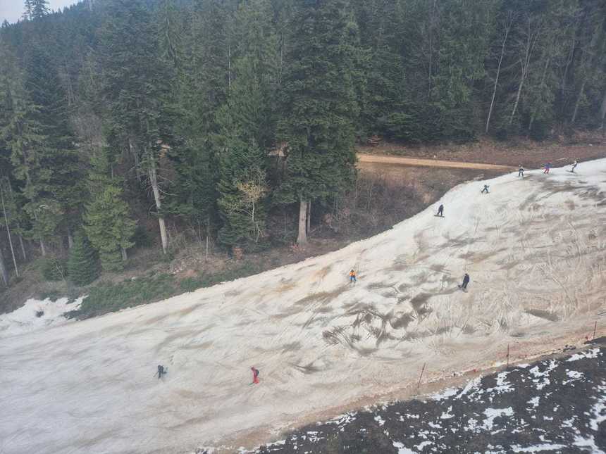 Pârtiile din Poiana Braşov situate în zona inferioară a masivului Postăvaru se închid. Din cauza creşterii temperaturilor, acestea au devenit impracticabile
