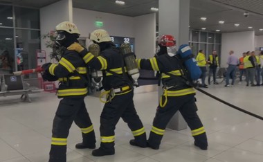 Exerciţiu de gestionare a unei situaţii de urgenţă: simularea unui incendiu în Aeroportul ”Henri Coandă” - FOTO, VIDEO
