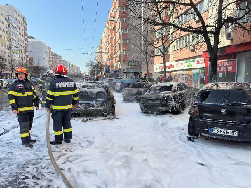 UPDATE - Incendiul de pe Calea Moşilor a fost lichidat/ Maşina care a luat foc circula pe prima bandă, iar flăcările s-au extins la alte autoturisme parcate/ Nu sunt victime/ Şapte maşini au fost afectate, din care trei distruse complet VIDEO