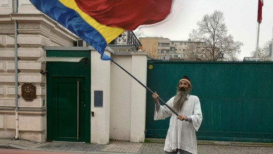 Stegarul Dac va fi expertizat psihiatric şi cercetat penal pentru violarea sediului profesional/ Cunoscutul susţinător al lui Călin Georgescu a protestat într-un copac de lângă Arestul Central mai bine de 24 de ore