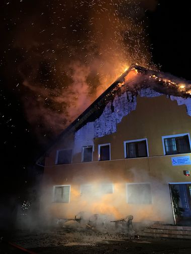 Alba: Incendiu la acoperişul unei locuinţe sociale/ Patru persoane cu dizabilităţi şi o infirmieră au ieşit din casă în siguranţă