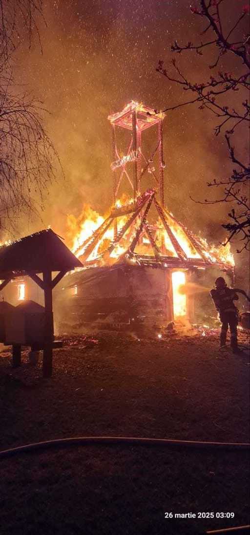 UPDATE - Incendiu la biserica din incinta Muzeului Satului Bănăţean -Timişoara / Focul a ajuns la troiţa din apropiere / O parte dintre elementele de patrimoniu ale bisericii vechi de aproape 300 de ani nu se aflau în interior - FOTO / VIDEO