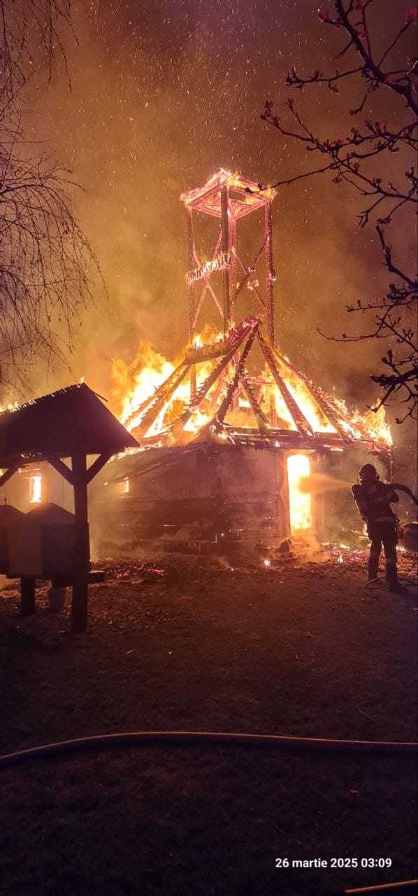 UPDATE - Incendiu la biserica din incinta Muzeului Satului Bănăţean -Timişoara / Focul a ajuns la troiţa din apropiere / O parte dintre elementele de patrimoniu ale bisericii vechi de aproape 300 de ani nu se aflau în interior - FOTO / VIDEO