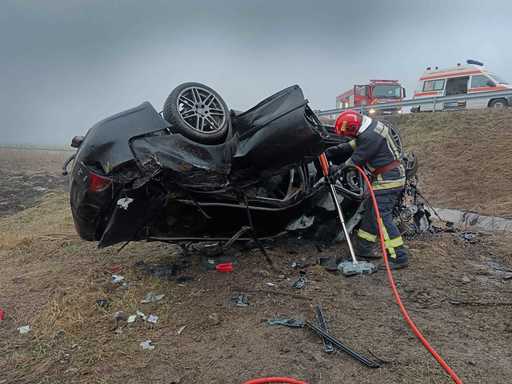 Un bărbat a murit, după ce maşina în care se afla s-a răsturnat în judeţul Suceava