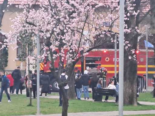 UPDATE - Incendiul anunţat la acoperişul unei şcoli din Târgu Jiu nu s-a confirmat / 150 de persoane s-au autoevacuat