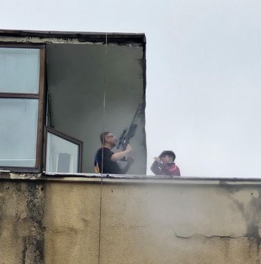 Bucureşti: Bărbat şi nepotul său, la Poliţie după ce au fost văzuţi pe terasa unui bloc cu o armă de tip lunetă/ Arma era una de airsoft, dar acolo au ajuns echipaje specializate pentru intervenţie - FOTO