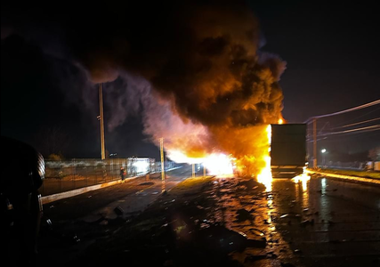 Doi şoferi au murit după ce autocamioanele pe care le conduceau s-au ciocnit frontal/ Un autotren a ars complet, iar o autobasculanţă a fost proiectată în şanţ/ Trafic rutier blocat în ambele sensuri şi deviat pe rute ocolitoare FOTO