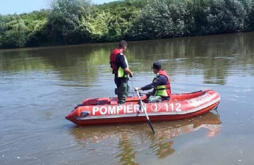 UPDATE - Arad: Două cadavre, scoase de pompieri din râul Mureş/ Poliţiştii au stabilit identitatea unuia dintre cadavrele din râul Mureş. Este vorba despre un tânăr de 22 de ani, din Arad