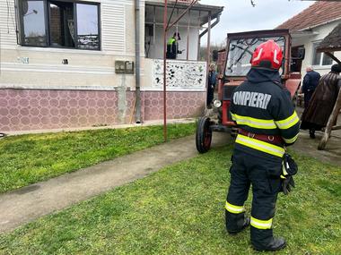 O femeie din judeţul Hunedoara a murit intoxicată cu fum, după un incendiu izbucnit la locuinţa ei
