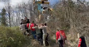 Femeie de 78 de ani, din judeţul Argeş, cu Alzheimer, găsită în viaţă într-o zonă împădurită, la două zile de la dispariţie/ Căutări complexe, inclusiv cu câini şi un elicopter Black Hawk VIDEO