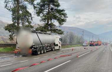 UPDATE - Prahova: Scurgeri de acid sulfuric dintr-o cisternă, pe DN 1. Autorităţile au evacuat zona. Traficul rutier a fost blocat, cirulaţia fiind deviată/ A fost transmis mesaj RO-Alert/ Operaţiunea de transvazare, încheiată - FOTO, VIDEO