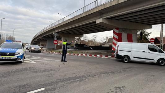 Şoferii care circulă pe ruta Ploieşti-Braşov, sfătuiţi să aleagă DN1 A, în urma incidentului de la Comarnic, unde dintr-o cisternă sunt scurgeri de acid sulfuric - FOTO

