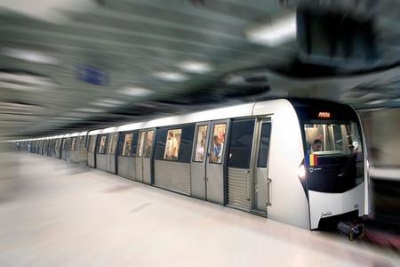 Incident în statia de metrou Eroilor 1 – O fată de 15 ani a fost rănită, după ce s-ar fi aruncat în faţa unei garnituri / A fost scoasă, fiind transportată la spital / Circulaţie perturbată