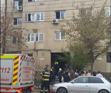 Un rănit şi 38 de locuinţe, afectate în urma unei explozii produse într-un bloc din Ploieşti - FOTO
