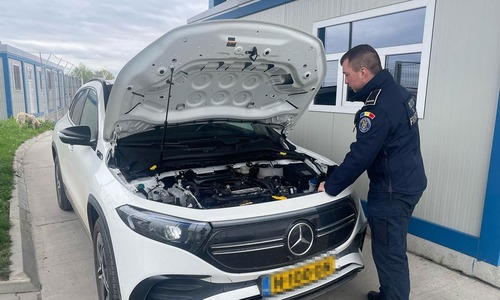 Autoturism de lux căutat de autorităţile din Olanda, descoperit de poliţiştii de frontieră din Isaccea/ Maşina era condusă de un bărbat din Ucraina, iar documentele autoturismului, false