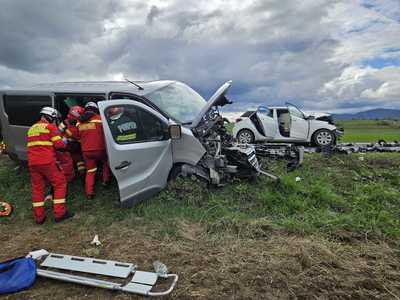 Braşov: O persoană a murit şi alte cinci au fost rănite după ce un autoturism şi un microbuz s-au ciocnit, pe DN 13/ Traficul este blocat
