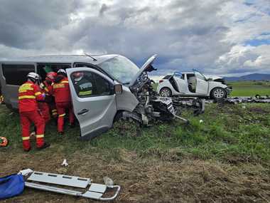 Braşov: O persoană a murit şi alte cinci au fost rănite după ce un autoturism şi un microbuz s-au ciocnit, pe DN 13/ Traficul este blocat
