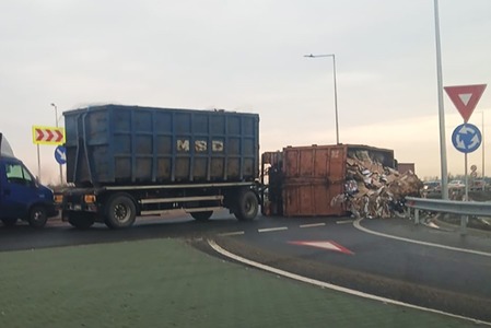UPDATE - Buzău - Un camion cu deşeuri reciclable s-a răsturnat  pe breteaua de acces către Autostrada A7 Buzău-Focşani,  în zona localităţii Vadu Paşii / Traficul este blocat/ Precizările IPJ Buzău - FOTO