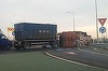 UPDATE - Buzău - Un camion cu deşeuri reciclable s-a răsturnat  pe breteaua de acces către Autostrada A7 Buzău-Focşani,  în zona localităţii Vadu Paşii / Traficul este blocat/ Precizările IPJ Buzău - FOTO