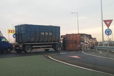 UPDATE - Buzău - Un camion cu deşeuri reciclable s-a răsturnat  pe breteaua de acces către Autostrada A7 Buzău-Focşani,  în zona localităţii Vadu Paşii / Traficul este blocat/ Precizările IPJ Buzău - FOTO