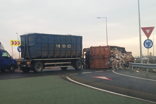 UPDATE - Buzău - Un camion cu deşeuri reciclable s-a răsturnat  pe breteaua de acces către Autostrada A7 Buzău-Focşani,  în zona localităţii Vadu Paşii / Traficul este blocat/ Precizările IPJ Buzău - FOTO