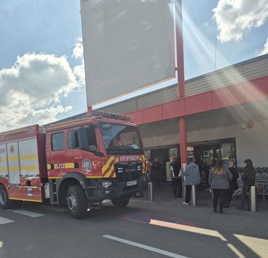 Incendiu la un restaurant din incinta unui supermarket din Oradea/ Circa 150 de persoane au ieşit din clădire