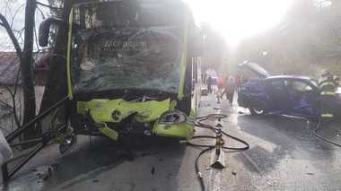 UPDATE - Prahova: Un autoturism şi un autocar s-au ciocnit, maşina fiind cuprinsă de un incendiu în urma impactului/ Patru persoane, între care cei doi ocupanţi ai autoturismului, transportate la spital