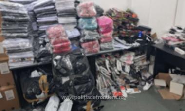 Peste 3.800 de produse posibil contrafăcute, găsite de poliţiştii de frontieră din Giurgiu în două autocare/ Valoarea lor se ridică la aproximativ 305.000 de lei