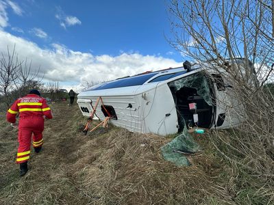 UPDATE - Un microbuz cu 15 persoane s-a răsturnat la ieşirea din Paşcani spre Iaşi/ A fost activat Planul Roşu de Intervenţie/ Două persoane, transportate la spital / Cum s-a produs evenimentul 