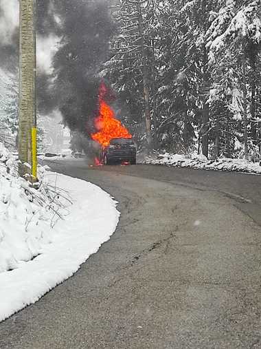 Maşină în flăcări în judeţul Suceava / Nu s-au înregistrat victime – FOTO
