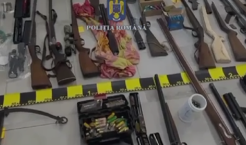Percheziţii în Arad la persoane suspectate de nerespectarea regimului armelor şi braconaj – Arme letale, deţinute ilegal, şi muniţie, descoperite, dar şi campcane şi trofee de vânătare / Un cerb ţinut în captivitate, eliberat