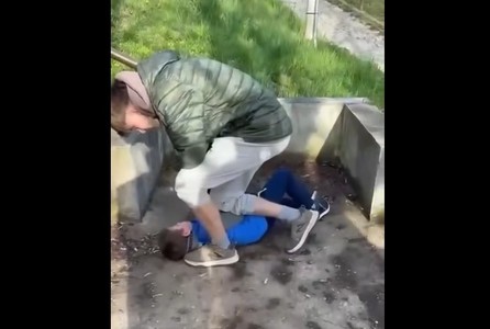 Adolescentul din Bihor filmat în timp ce bate un copil, într-un parc din Ştei, plasat în arest la domiciliu