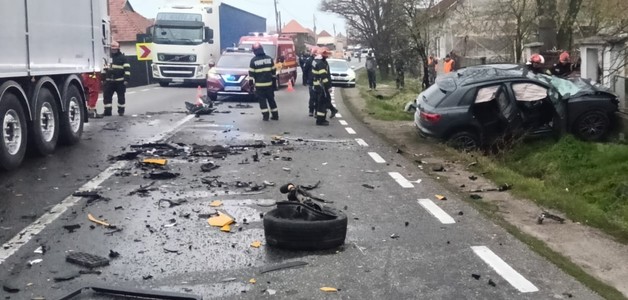 Bihor - Accident pe DN1, între un autotren şi un autoturism. O persoană a fost rănită, iar din rezervorul autotrenului se scurge combustibil - FOTO