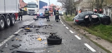 Bihor - Accident pe DN1, între un autotren şi un autoturism. O persoană a fost rănită, iar din rezervorul autotrenului se scurge combustibil - FOTO