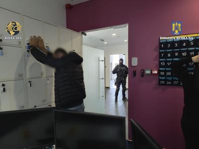 Grupare formată din români şi străini care au indus în eroare persoane interesate de investiţii, destructurată / Victimele, din Canada, Franţa, Belgia, Danemarca şi Olanda / Au accesat pretinse platforme de tranzacţionare distribuite de suspecţi

