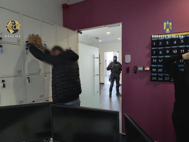 Grupare formată din români şi străini care au indus în eroare persoane interesate de investiţii, destructurată / Victimele, din Canada, Franţa, Belgia, Danemarca şi Olanda / Au accesat pretinse platforme de tranzacţionare distribuite de suspecţi

