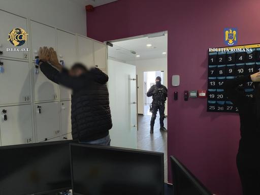 Grupare formată din români şi străini care au indus în eroare persoane interesate de investiţii, destructurată / Victimele, din Canada, Franţa, Belgia, Danemarca şi Olanda / Au accesat pretinse platforme de tranzacţionare distribuite de suspecţi

