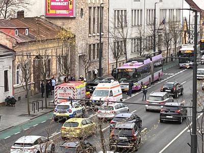 Maşină şi troleibuz, implicate în accident rutier în Cluj-Napoca / Un bărbat a fost descarcerat
