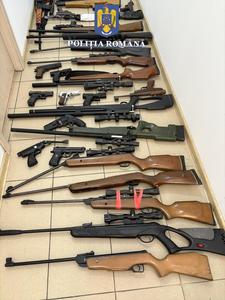 Constanţa: 39 de arme deţinute ilegal şi peste 7.000 de elemente de muniţie neletală, ridicate de poliţişti în urma unor percheziţii