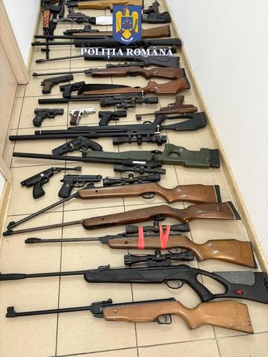 Constanţa: 39 de arme deţinute ilegal şi peste 7.000 de elemente de muniţie neletală, ridicate de poliţişti în urma unor percheziţii