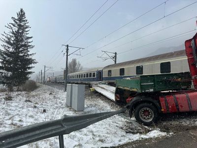 UPDATE - Trafic feroviar oprit pe Valea Prahovei, după ce un tren a lovit un camion. Alte trei trenuri de călători staţionează / Traficul a fost reluat la 13.21 - FOTO, VIDEO
