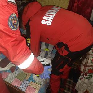 Maramureş: Intervenţie a Salvamont pentru preluarea unei bătrâne care a suferit o fractură la picior. Femeia a fost predată unui echipaj medical
