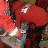 Maramureş: Intervenţie a Salvamont pentru preluarea unei bătrâne care a suferit o fractură la picior. Femeia a fost predată unui echipaj medical
