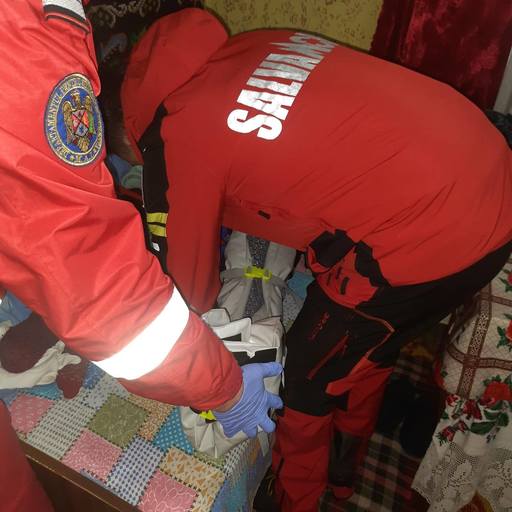Maramureş: Intervenţie a Salvamont pentru preluarea unei bătrâne care a suferit o fractură la picior. Femeia a fost predată unui echipaj medical
