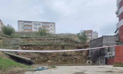 Alunecare de teren lângă un bloc din cartierul ieşean Păcurari. Dezvoltatorul dă vina pe locatari, pentru că ar fi deviat burlanele de evacuare a apei. Senator USR: Incidentul ar trebui să alarmeze Primăria - FOTO
