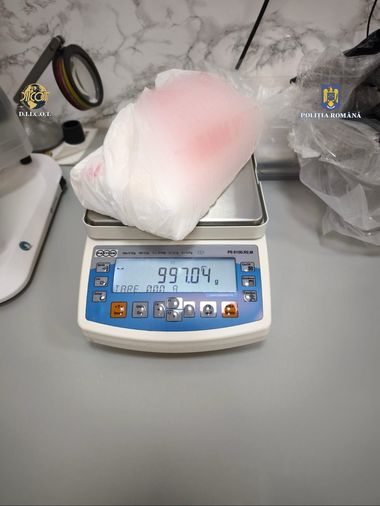 Doi irakieni şi un bulgar, reţinuţi de DIICOT după ce au fost prinşi în flagrant când vindeau un kilogram de cocaină