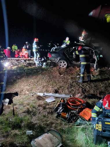 Iaşi: O femeie a murit şi doi bărbaţi au fost răniţi după ce o maşină a fost lovită de un tren, la Podu Iloaiei