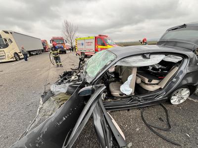 Bacău: Impact frontal între două autoturisme pe DN 2, unde un tânăr a intrat cu viteză pe contrasens. Ambii şoferi au fost răniţi grav - FOTO