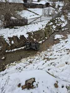 Neamţ - Doi tineri au fost răniţi după ce ATV-ul cu care circulau s-a răsturnat în albia unui râu/ Vehiculul era condus de o fată de 19 ani, care nu avea permis de conducere - FOTO